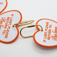 Étiquette d'identification pour animaux de compagnie brodée sur mesure en forme de cœur, avec mousqueton, pour retour en cas de perte, porte-clés personnalisé, design gratuit