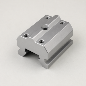 ผู้ผลิตบล็อกสไลด์อะลูมิเนียมแบบกำหนดเองด้วยเครื่อง CNC สำหรับรางนำทางการเคลื่อนที่เชิงเส้นและชิ้นส่วนอุปกรณ์อัตโนมัติ - Product Image 1