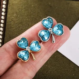 Broche Yumoreal Chapado en Oro con Aleación de Zinc, Forma de Trébol, Adornado con Piedras de Cristal y Perlas, para Mujeres, Hombres, Unisex, Regalo de Boda o Compromiso - Product Image 3