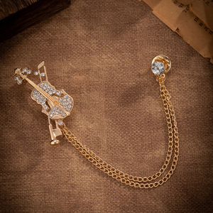 Broche en forme de violon plaquée or avec chaîne en strass de cristal pour homme, décoration de costume, bijoux de fête - Product Image 1