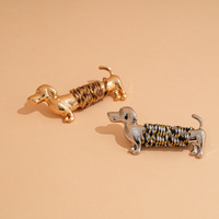 Broche élégante haut de gamme pour femme, en alliage plaqué, motif Teckel du zodiaque, avec cordon coloré enroulé, style transfrontalier Europe-Amérique