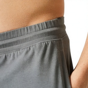 Shorts deportivos esenciales de verano para hombre, ligeros, con cintura elástica, cordón ajustable y bolsillo con cremallera segura. - Product Image 3