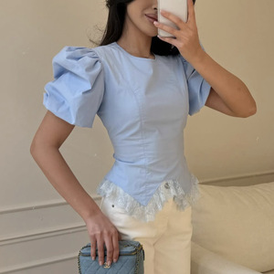 Nouvelle <span class=keywords><strong>chemise</strong></span> en dentelle à manches bouffantes pour <span class=keywords><strong>femme</strong></span>, style européen et américain 2026, avec laçage au dos et taille ajustée, design tendance - Product Image 2
