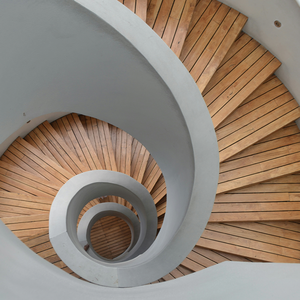 Escalier en colimaçon intérieur robuste Prima, structure composite bois-acier pour villa, intérieur résidentiel - Product Image 1