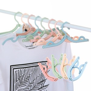 Percha Plegable Multifuncional Antideslizante Portátil para Viajes y Uso Doméstico, Percha Mágica para Abrigos con Gancho en Forma de Polígono - Product Image 2