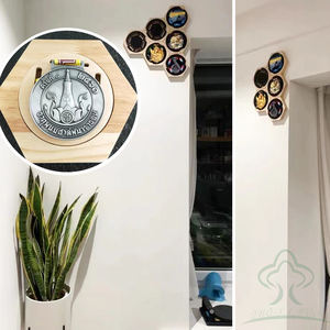 Soporte de exhibición de medallas de nido de abeja, estantes de almacenamiento de medallas de madera para exhibición de baloncesto y premios - Product Image 5
