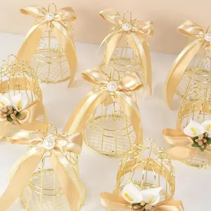 Barato boda creativa Mini Metal oro pájaro jaula cajas de dulces favores caja de regalo para decoración de fiestas suministros caja de dulces forjados