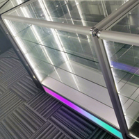 Vitrine en verre en promotion pour magasin de tabac, avec éclairage coloré et cadre en aluminium verrouillable