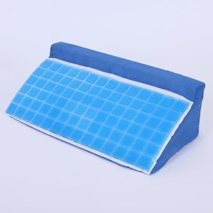 Tapis de massage triangulaire en gel 60x25x20cm pour le soulagement de la pression chez les alités, oreiller de soins infirmiers - Product Image 2