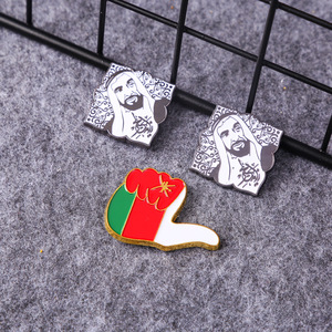 شارة معدنية مطلية بالذهب العتيق بتصميم عصري مخصص، شعار مدرسي مقطوع بالقالب ومطبوع، دبوس مخصص بألوان مخصصة وتصميم رسوم متحركة للفعاليات - Product Image 2