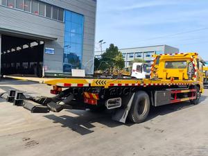 Camion de dépannage Dongfeng 10 tonnes, une remorque pour deux véhicules, plateau de 8,3 m équipé d'un bras de dépannage hydraulique arrière de 10T pour le remorquage des véhicules dépannés - Product Image 3