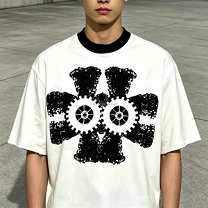 T-shirt corta oversize dal taglio squadrato |   Maglietta a Collo Alto 100% Cotone Ecologico, Stampa Grafica Nera e Bianca, Orlo Grezzo, Manica Corta, Stile Streetwear - Product Image 2