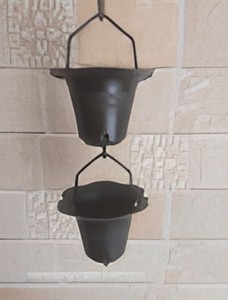 Chaîne de pluie décorative en aluminium noir martelé, style coupelle, pour gouttière et descente de toit, décoration extérieure de jardin - Product Image 1