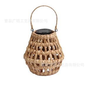Lámpara Solar Tejida de Jacinto de Agua con Asa para Uso en Exteriores, Hogar y Patio - Product Image 1
