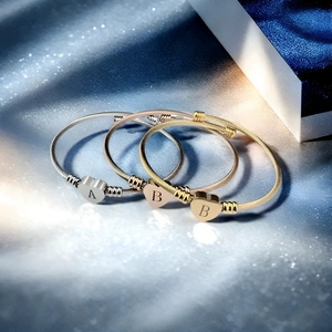 Biểu Tượng Tùy Chỉnh Thép Không Gỉ Thời Trang Bangle Có Thể Điều Chỉnh Twist <span class=keywords><strong>Rope</strong></span> Mở Cuff Vòng Đeo Tay Với 26 Thư Khắc Mặt Dây Chuyền Trái Tim - Product Image 3