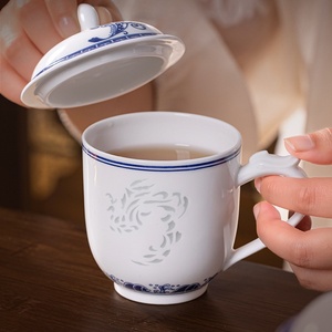 Tasse de bureau en céramique de Jingdezhen avec couvercle, cadeau pour salle de réunion, tasse à thé Linglong bleue et blanche, usage domestique, résistante aux hautes températures - Product Image 1