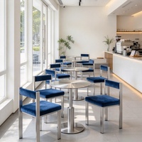 Ensemble de salle à manger moderne et minimaliste pour restaurant, chaises en velours avec structure métallique et tables rondes pour café, bistrot, hôtel