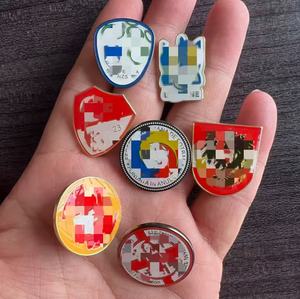 เข็มกลัดกีฬาโลหะเคลือบ<span class=keywords><strong>ส</strong></span>ีพิมพ์ลาย OEM ขายส่ง เข็มกลัดทีมฟุตบอลยุโรป ของที่ระลึกสำหรับเ<span class=keywords><strong>ส</strong></span>ื้อผ้า - Product Image 4
