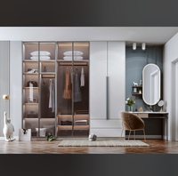 Solution de rangement : Armoire moderne en bois clair avec cadre noir, éclairage intelligent, rangement multi-zones, système de suspension et de tiroirs pliables