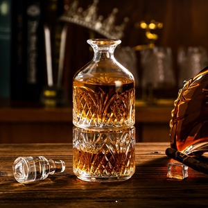 Ensemble de carafes à whisky empilables vintage en relief avec des verres à whisky à l'ancienne - Product Image 4