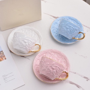 Ensemble de tasses et d'assiettes en porcelaine fine écologique à fleurs européennes, design moderne et luxueux pour le thé de l'après-midi et les cadeaux d'affaires - Product Image 1