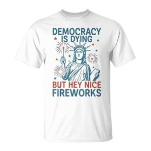 Camiseta con diseño patriótico para mujer, manga corta, cuello redondo, para adultos, con la frase: "La democracia se está muriendo, pero, ¡que hermosos fuegos artificiales!" - Product Image 1