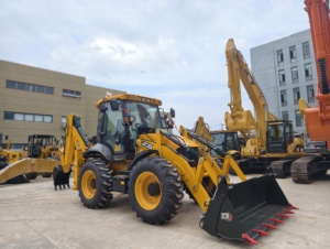 โรงงานจำหน่ายรถแบคโฮล JCB 4CX ใหม่ พร้อมบุ้งกี๋บรรทุก 1.1 ลบ.ม., ล้อ 4 ล้อขนาดเท่ากัน, ระบบบังคับเลี้ยวแบบยืดหยุ่น เหมาะสำหรับงานถนนและงานฟาร์ม - Product Image 1