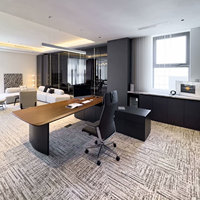 Bureau de direction moderne de luxe en noyer, en forme de L, avec double moteur, station de travail de PDG, pieds à panneaux et crédence latérale avec rangement