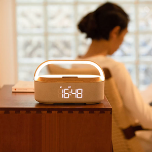 Productos más vendidos Pantalla LED Altavoces duales Altavoz pequeño portátil con reloj despertador Cargador inalámbrico para dispositivos electrónicos - Product Image 3