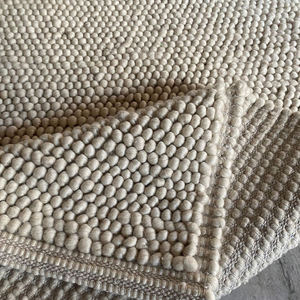 Tapis en laine beige moderne personnalisable, tissé à la main, style bouclé épais, lavable, couleur crème, pour la maison ou les pique-niques - Product Image 6