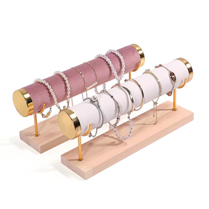 Support de présentation de bijoux en bois en forme de T avec revêtement en daim et extrémités plaquées or pour bracelets et colliers - Product Image 5