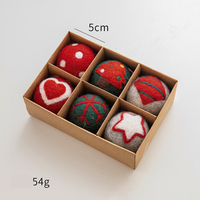 Adornos Navideños de Bolas de Fieltro Rojo y Verde, Juego de 4 Piezas en Caja de Regalo, Adornos Colgantes de Tela Hechos a Mano para Decoración de Árboles de Navidad