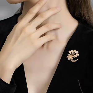 Broches de Moda 2026 de Aleación Chapados en Oro con Pedrería, Diseño de Flor y Ojo de Gato para Mujer, Accesorios de Ropa para Boda y Solapa - Product Image 3