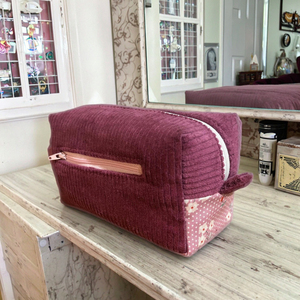 Pochette de maquillage en velours côtelé rose foncé personnalisée en gros, sac à cosmétiques portable écologique à fermeture éclair pour filles - Product Image 6