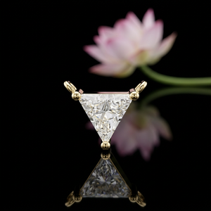 Pendentif solitaire élégant en diamant naturel taillé en triangle, collier géométrique en or massif avec griffes, cadeau de luxe pour femme - Product Image 1