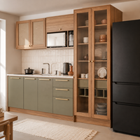 Ensemble de meubles de cuisine scandinave moderne sur mesure avec portes shaker vert sauge, armoires murales en rotin et rangement en verre pour garde-manger