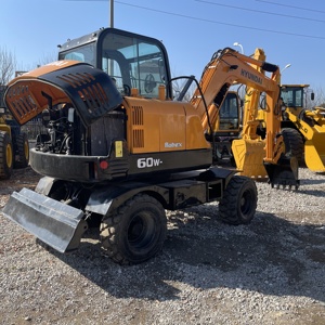 Excavatrice sur pneus Hyundai 6 tonnes avec godet de 0,25 m et moteur de 44,3 kW - Product Image 3