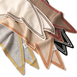 Nouvelle Écharpe en Cachemire Tricotée Triangle pour Femme, Petite Taille, Collection Été 2026 - Product Image 1