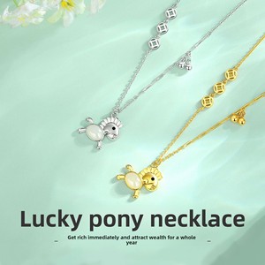 Nouveau Collier Pendentif Poney pour <span class=keywords><strong>Femme</strong></span>, Style Sportif et Mignon - Design Créatif Animal du Zodiaque 'Money Way' en Bambou, Luxe Abordable - Product Image 1
