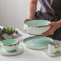 Ensembles de dîner en céramique vert clair à la mode de vente chaude avec des assiettes de garniture d'or pour l'usage de restaurant