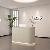 Comptoir d'accueil de luxe en bois blanc pour spa, petit salon de beauté moderne, réception pour hôtel avec lumières LED