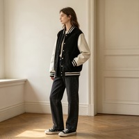 Veste universitaire pour femme en daim noir avec manches en cuir blanc, bordure côtelée, boutons-pression, style décontracté rétro, streetwear, imperméable, avec logo
