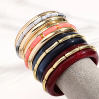 Bracelet jonc décontracté en acrylique plaqué or, style ethnique coloré, avec mini-perles tubulaires et perles rondes effet marbre, à assortir