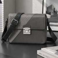 Sac bandoulière vintage pour homme avec design embossé, fermeture à pression argentée, en cuir vegan noir