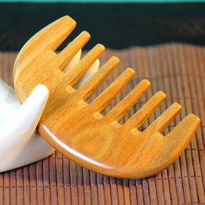 Peine de madera de sándalo para masaje del cuero cabelludo, cepillo de pelo de dientes grandes de 10-15 cm para la población en general - Product Image 1