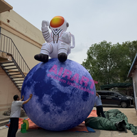 Astronaute Géant Gonflable Assis sur la Lune, Modèle Planétaire, Installation Artistique Thème Spatial pour Affichage en Centre Commercial et Décoration d'Événements