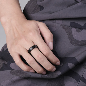 Anillo de tungsteno negro mate de doble bisel de 6/8/10 mm, estilo minimalista y único, resistente a los arañazos, en tono oro tungsteno. - Product Image 4