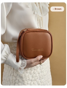 Sac de rangement pour serviettes hygiéniques pour femmes, haut de gamme, luxe léger, exquis, en PU, avec fermeture éclair, motif lettres et petites étoiles scintillantes, portable, petit format - Product Image 4