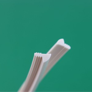 Bande d'étanchéité en caoutchouc silicone <span class=keywords><strong>de</strong></span> qualité alimentaire sur mesure, profil triangulaire <span class=keywords><strong>de</strong></span> précision, pour <span class=keywords><strong>joint</strong></span> <span class=keywords><strong>de</strong></span> <span class=keywords><strong>porte</strong></span>/fenêtre/réfrigérateur, extrudée - Product Image 4