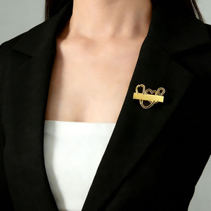 Broche Personalizado em Aço Inoxidável Banhado a Ouro 18K em Formato de Coração com Nome Personalizado e Estetoscópio para Médicos, Enfermeiros e Festas de Casamento - Product Image 3